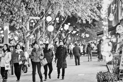 澳门是中国著名的旅游城市之一，以其独特的文化魅力、繁荣的经济和丰富的博彩娱乐业而闻名于世。随着科技的不断发展，博彩行业也在逐步向数字化、智能化转型。本文将围绕关键词澳门博彩行业、正版优势评测、商策释义解释落实展开，探讨澳门博彩行业的发展趋势以及其在数字化时代下的优势评测，同时解释落实相关商策的释义。